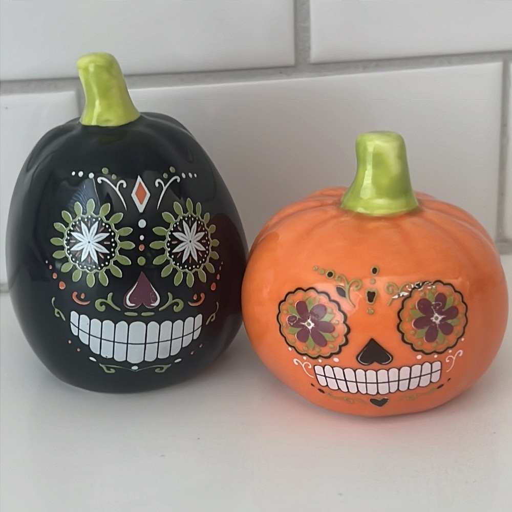 Mini 🎃 Halloween Ceramic Sal & Pepper Shakers